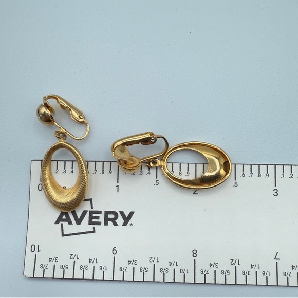 Brushed Gold Tone Vintage Clip On Circular Hoop Earrings Bonus Matching Pin - Picture 9 of 10